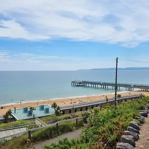 Apartment Centrally Located Boscombe Apart With Parking, Bournemouth