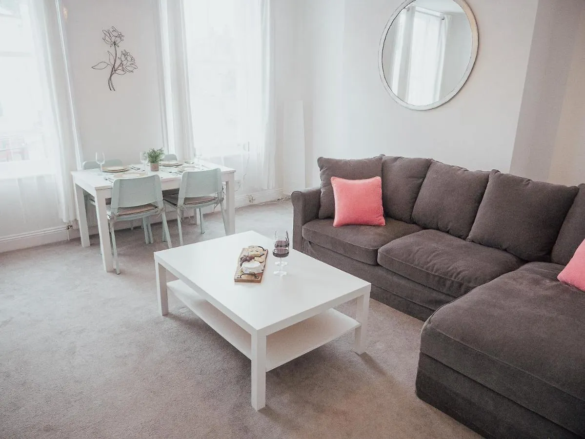 Immaculate Luxury Apartment 700 Mtrs From The Beach Bournemouth 0*,